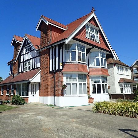 The Old Surgery Bed & Breakfast Клактън он Сий Екстериор снимка