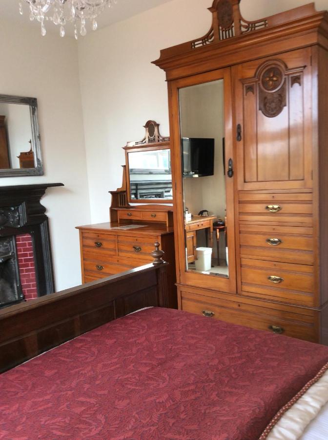 The Old Surgery Bed & Breakfast Клактън он Сий Екстериор снимка